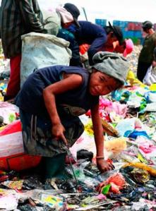 A young child working in a dump in Tondo